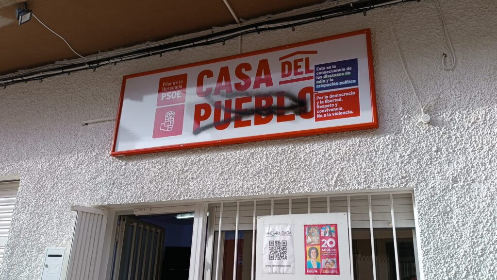 El PSOE denuncia el ataque a su sede en Pilar de la Horadada