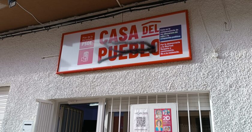 El PSOE denuncia el ataque a su sede en Pilar de la Horadada